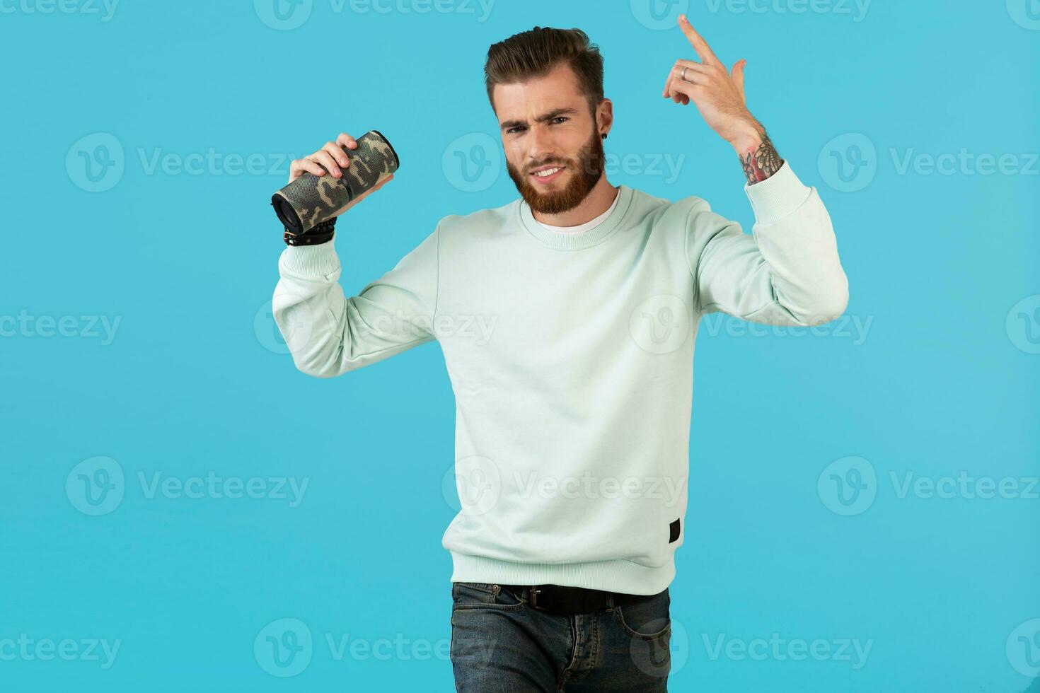 à moda jovem homem segurando sem fio alto falante foto