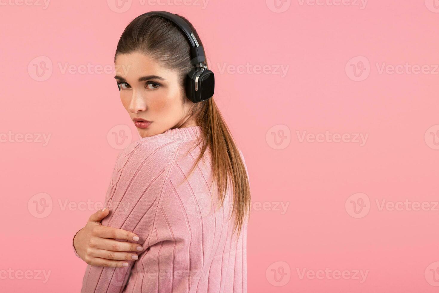 jovem mulher ouvindo para música dentro fones de ouvido foto