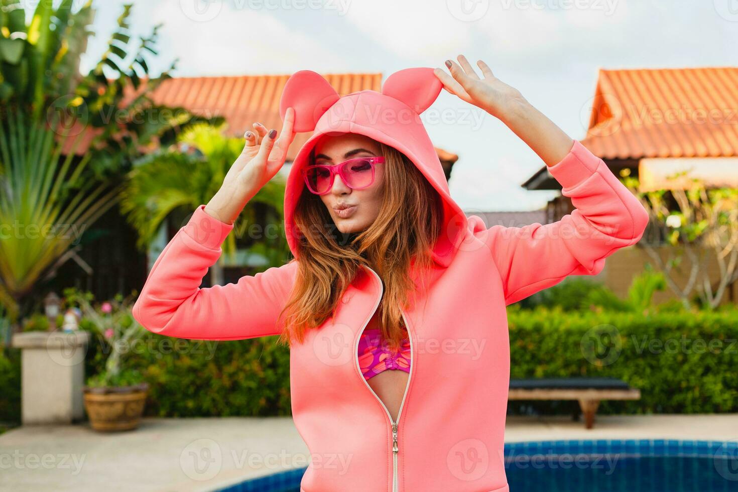 atraente mulher dentro colorida Rosa moletom com capuz foto