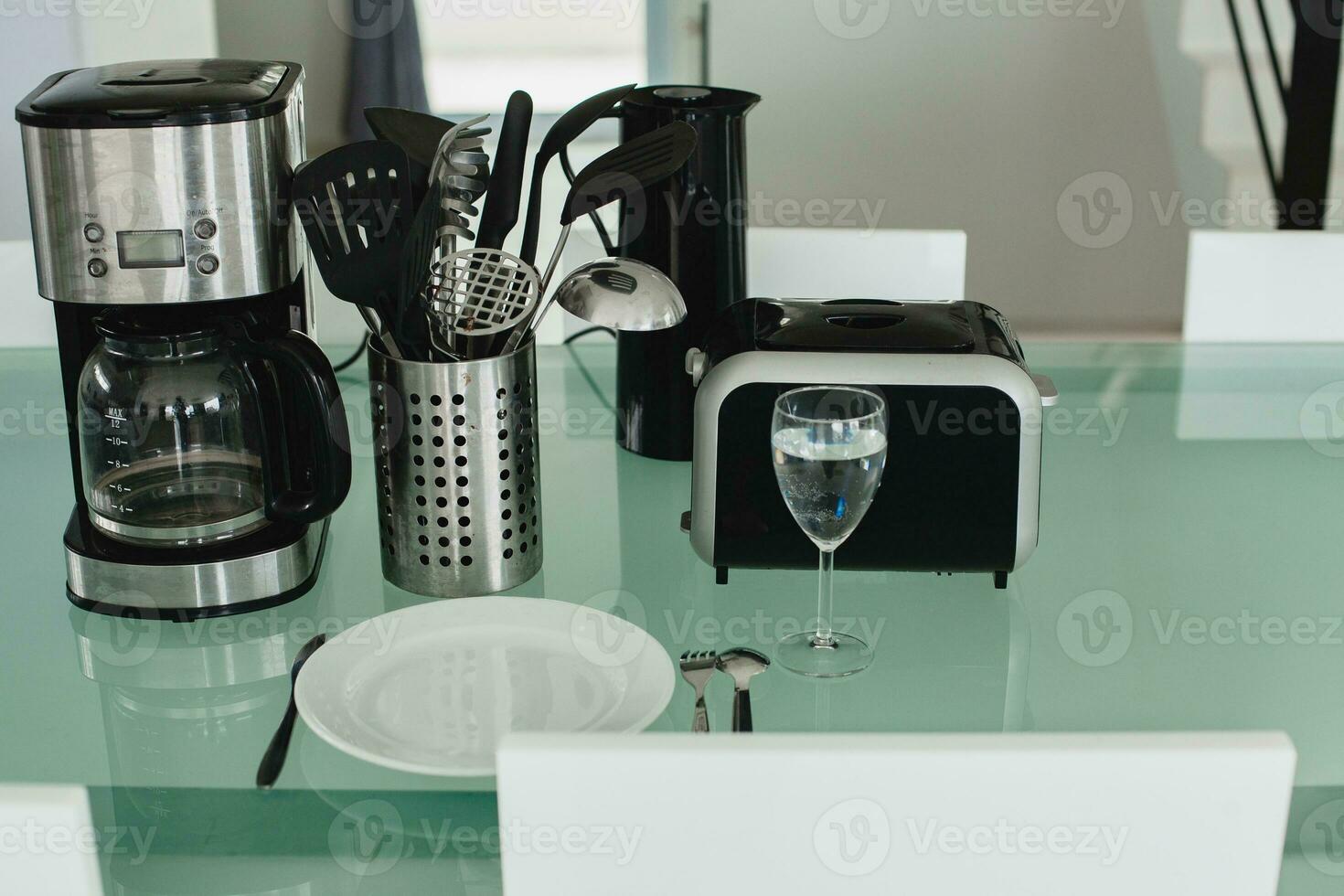 cozinha mesa dentro jantar quarto família eletrodomésticos, torradeira, café máquina foto