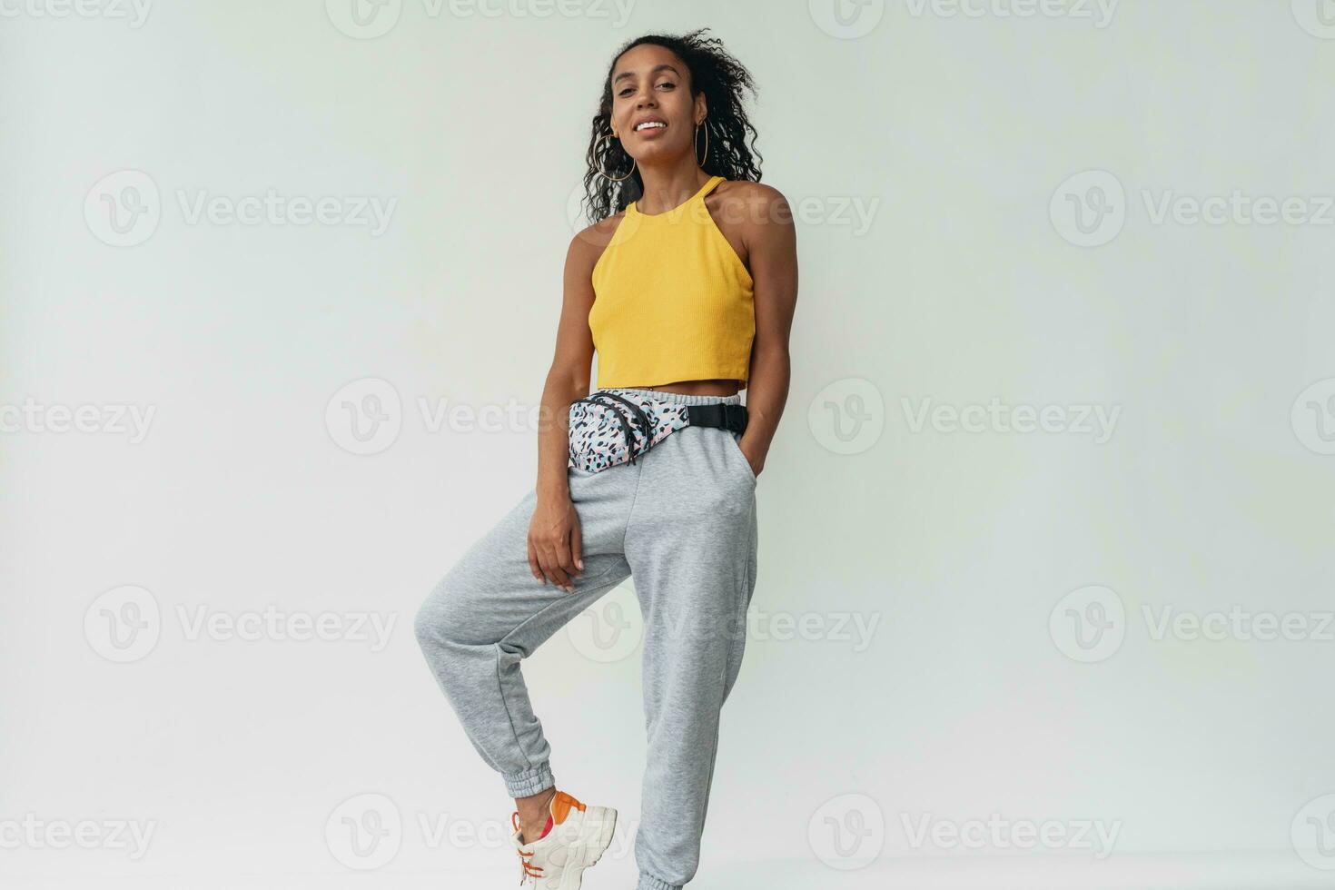 atraente Preto africano americano mulher posando dentro à moda hipster equipamento em branco fundo foto