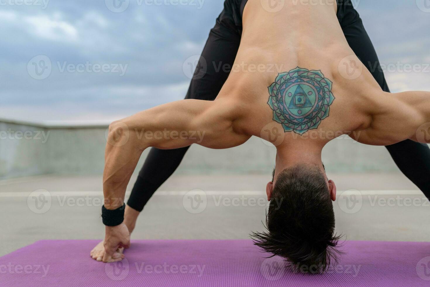 atraente hansome homem com Atlético Forte corpo fazendo manhã ioga asana ao ar livre foto