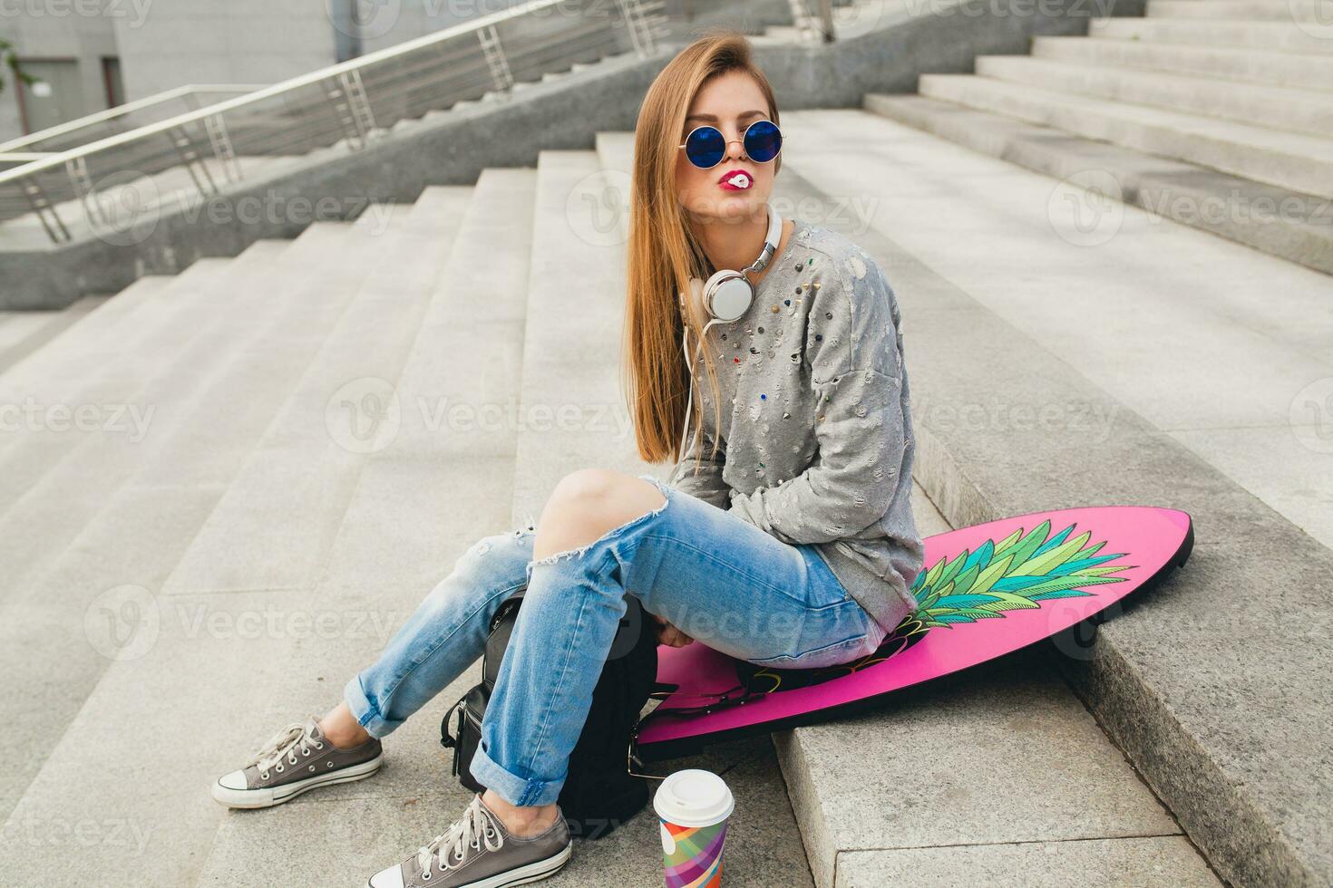 jovem hipster mulher dentro rua foto