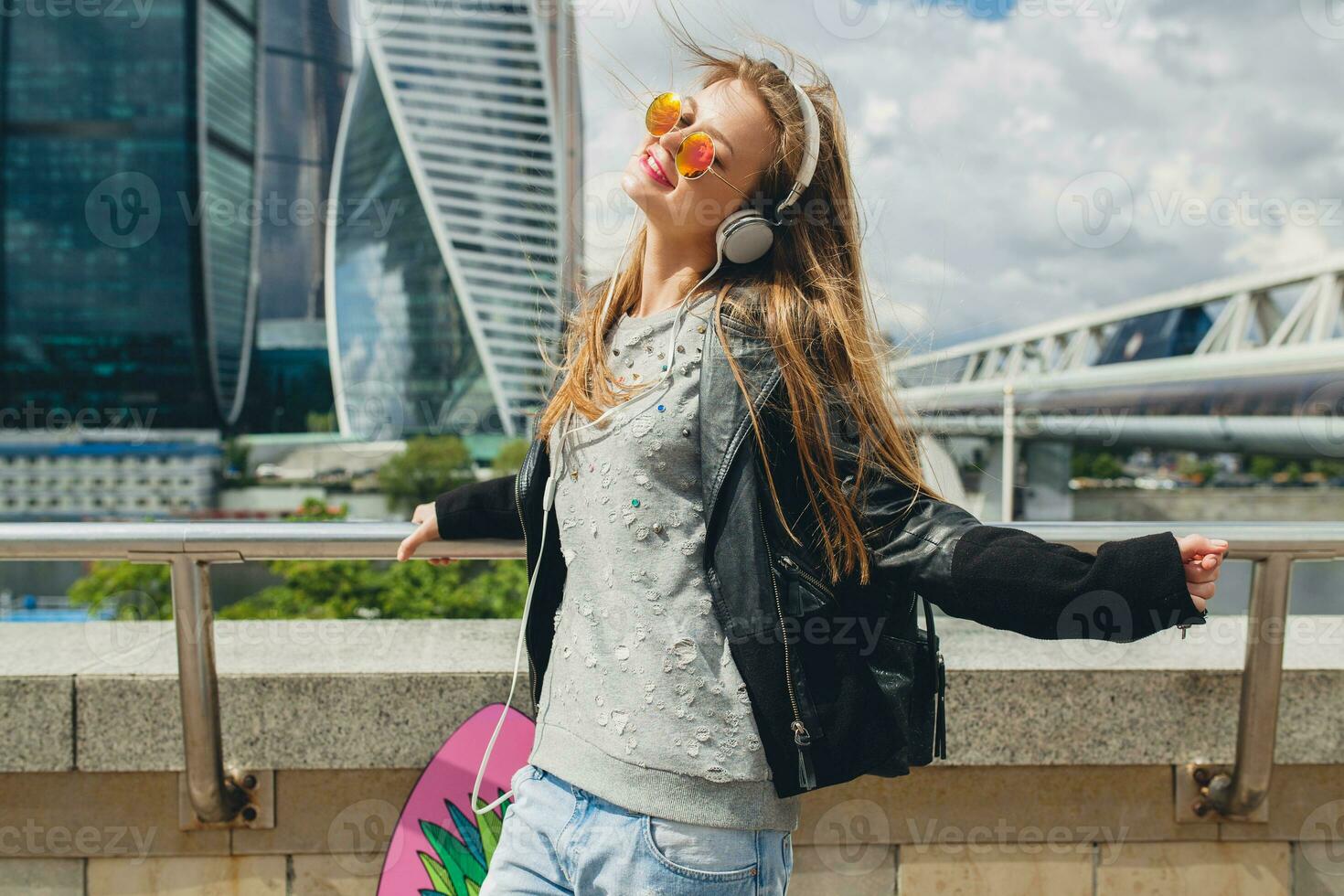 jovem hipster mulher dentro casual equipamento tendo Diversão ouvindo para música foto