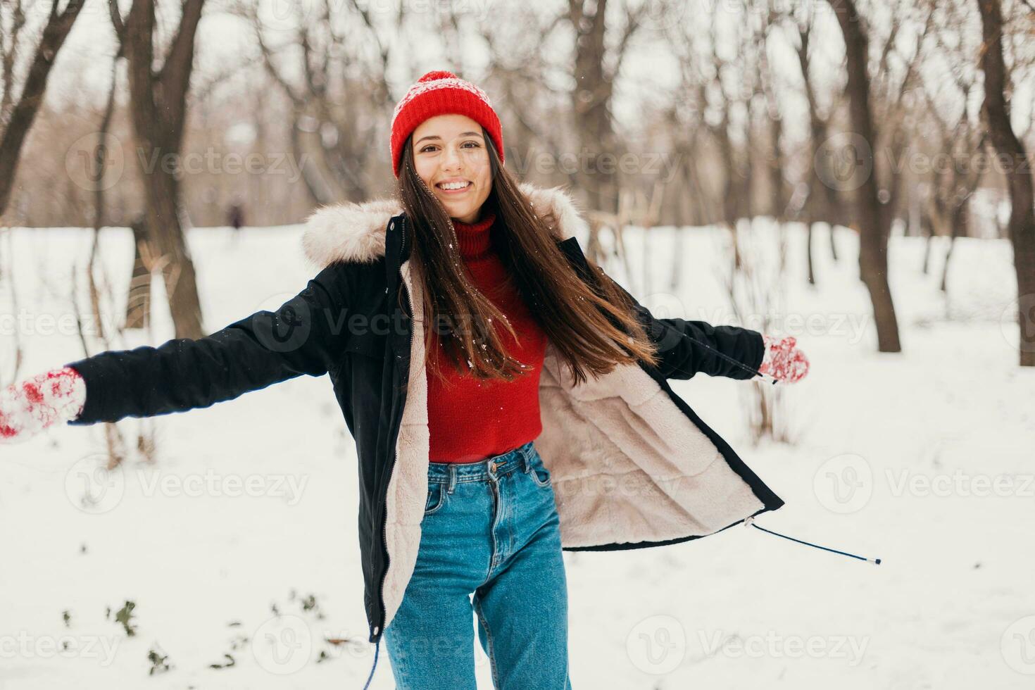 sorridente mulher tendo Diversão dentro inverno parque foto