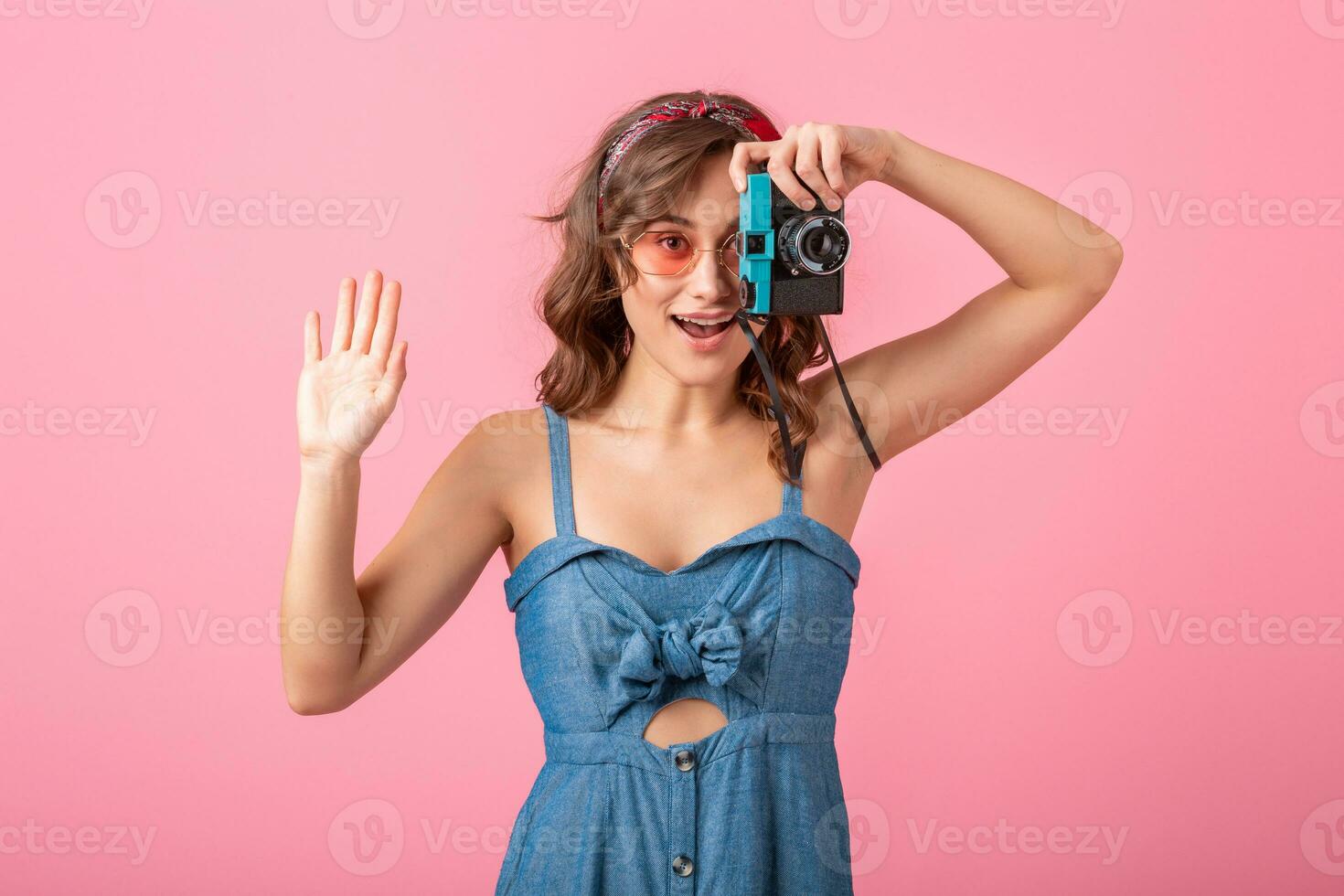 atraente sorridente feliz mulher posando com vintage foto Câmera