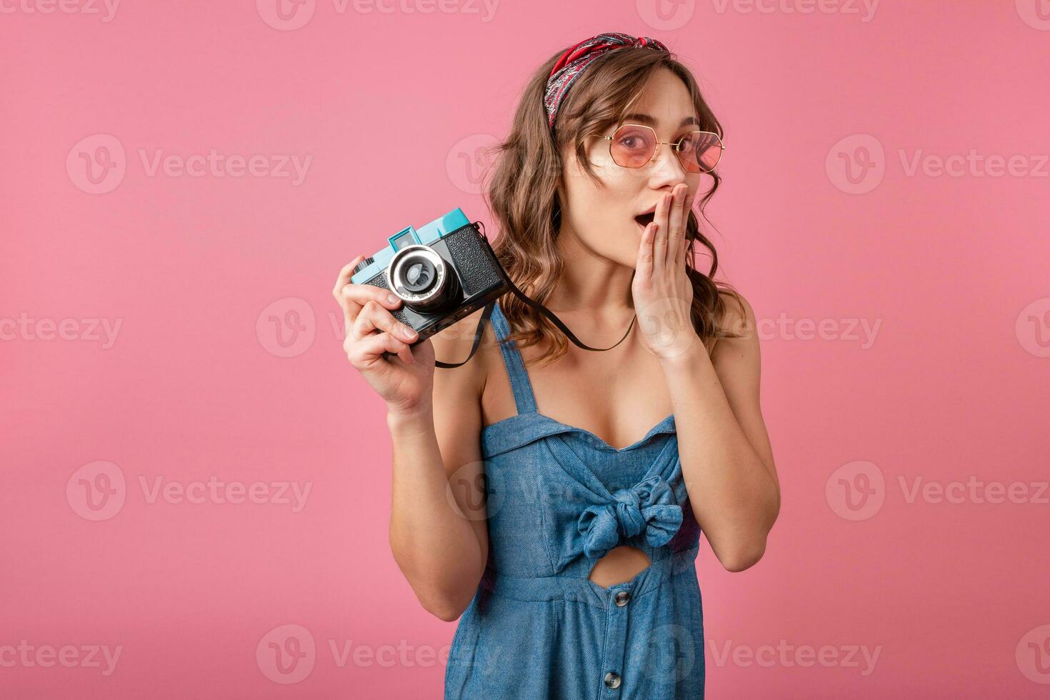 atraente sorridente feliz mulher posando com vintage foto Câmera