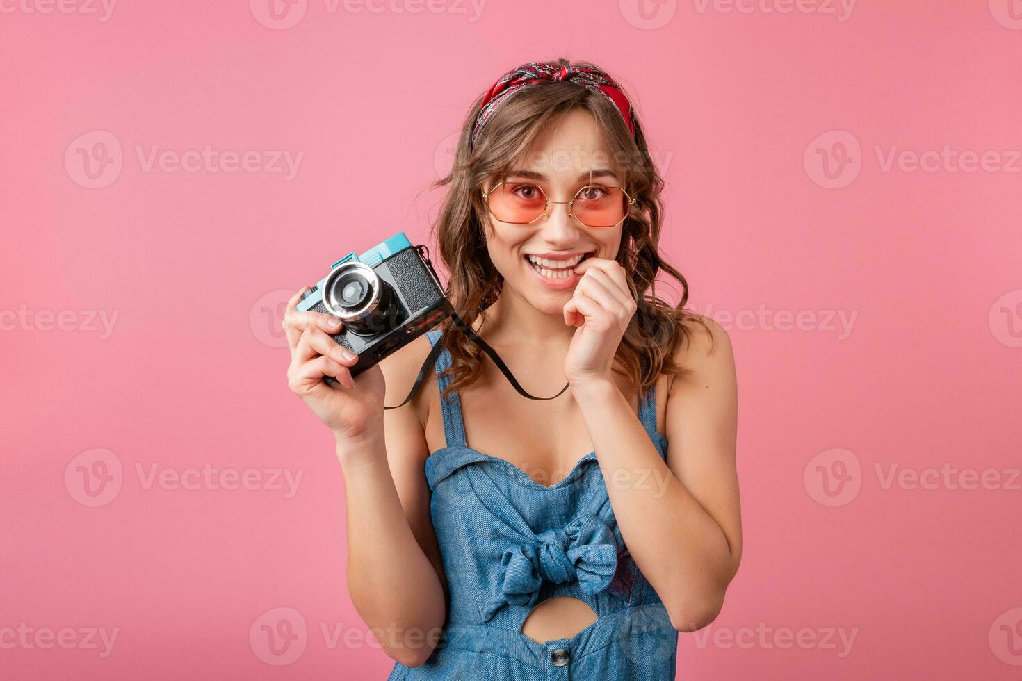 atraente sorridente feliz mulher posando com vintage foto Câmera