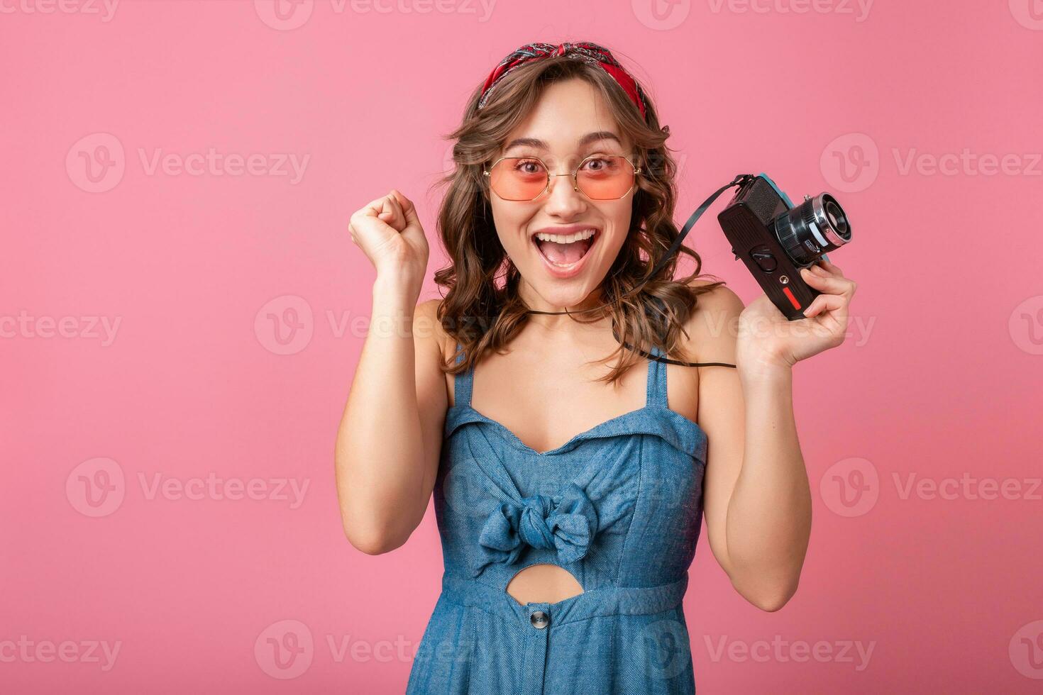 atraente sorridente feliz mulher posando com vintage foto Câmera