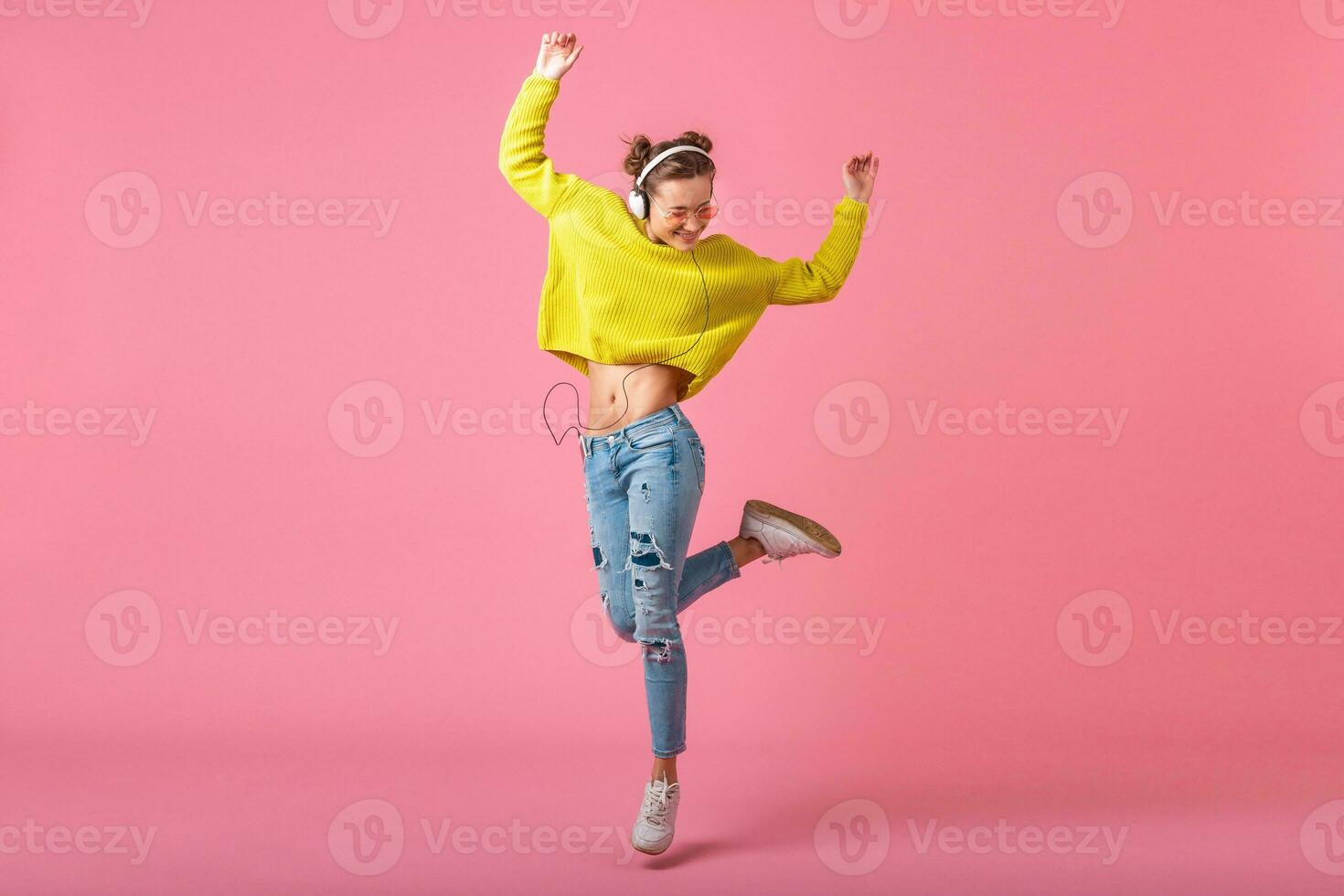 atraente mulher dentro alegre saiu humor ouvindo para música dentro fones de ouvido foto