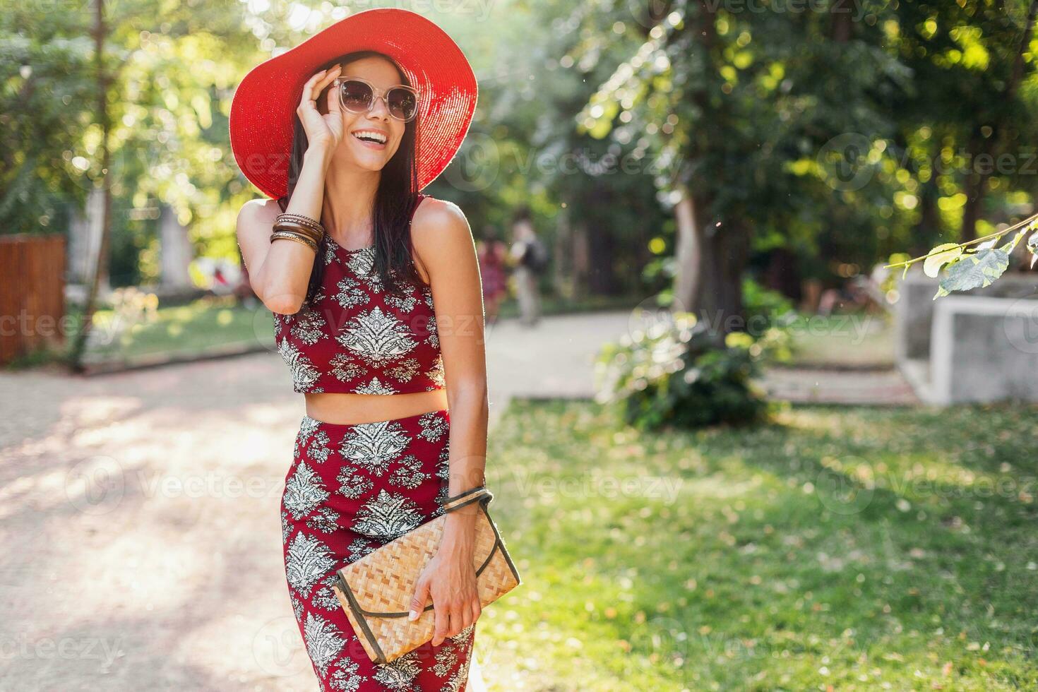 à moda mulher dentro impresso roupa, verão estilo foto