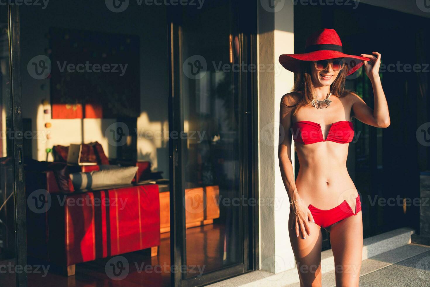 jovem mulher com lindo fino corpo vestindo vermelho bikini roupa de banho foto