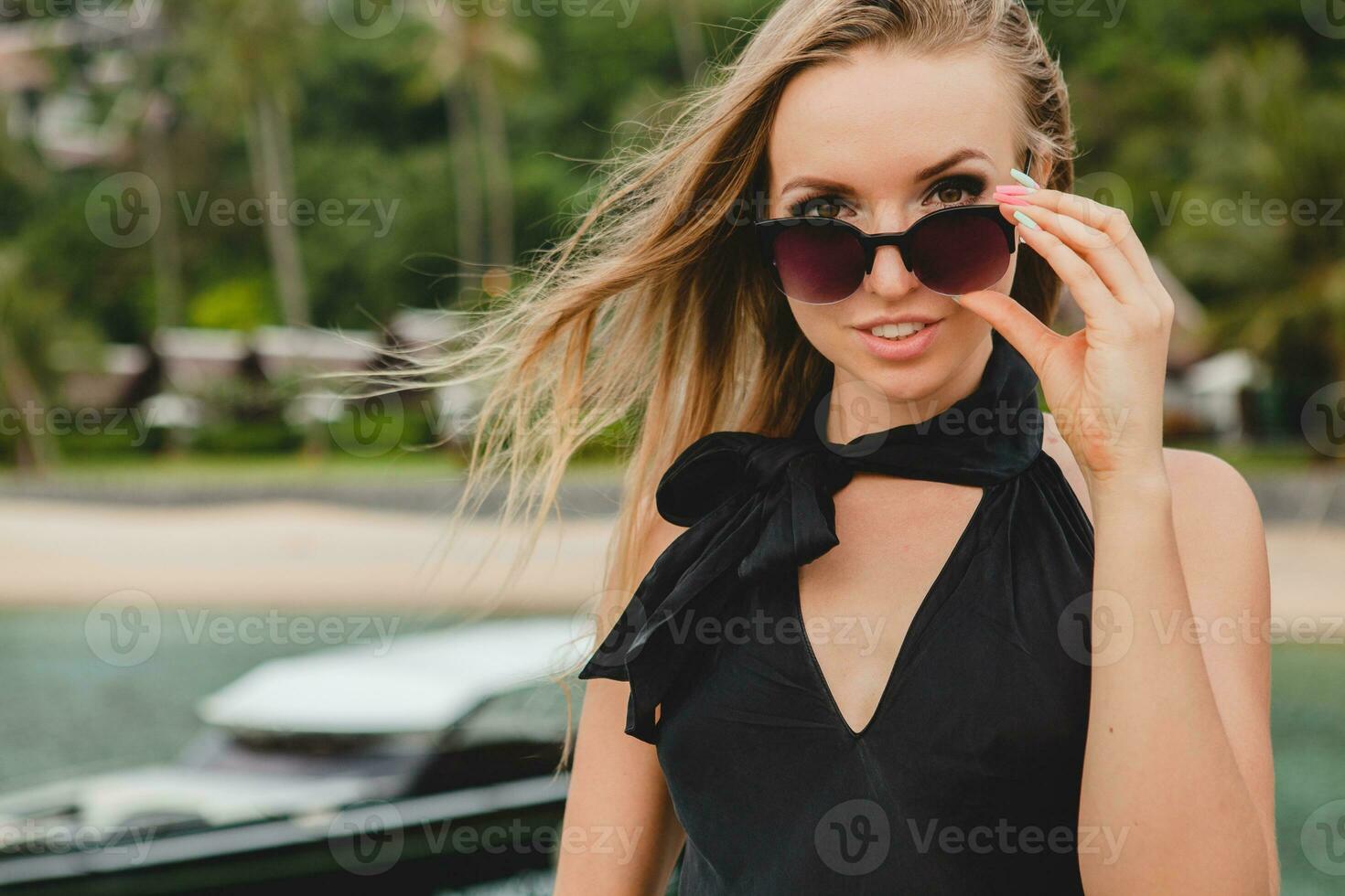 luxo sexy atraente mulher vestido dentro romântico Preto vestir posando em cais dentro luxo recorrer hotel foto