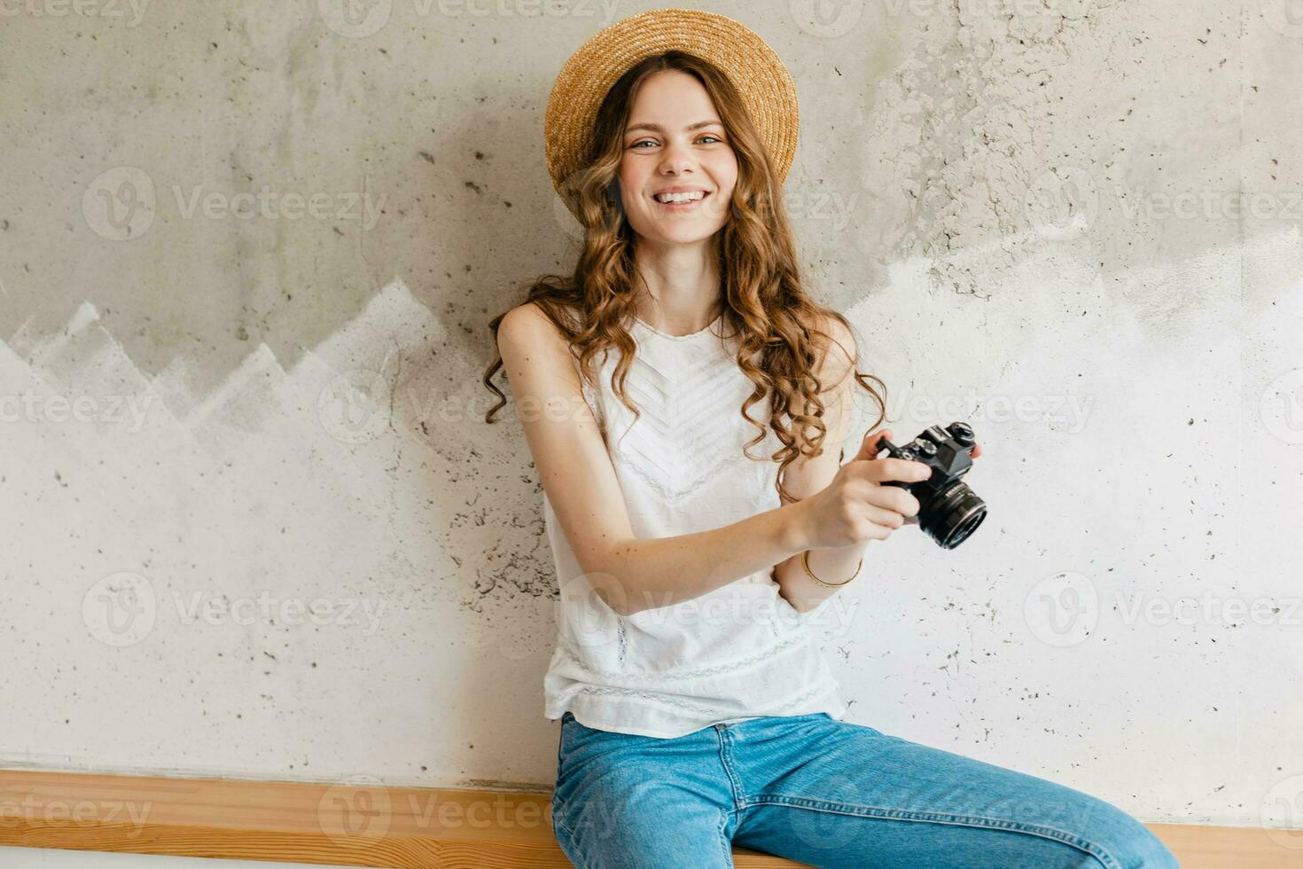 jovem bonita mulher dentro verão período de férias estilo equipamento segurando vintage foto Câmera