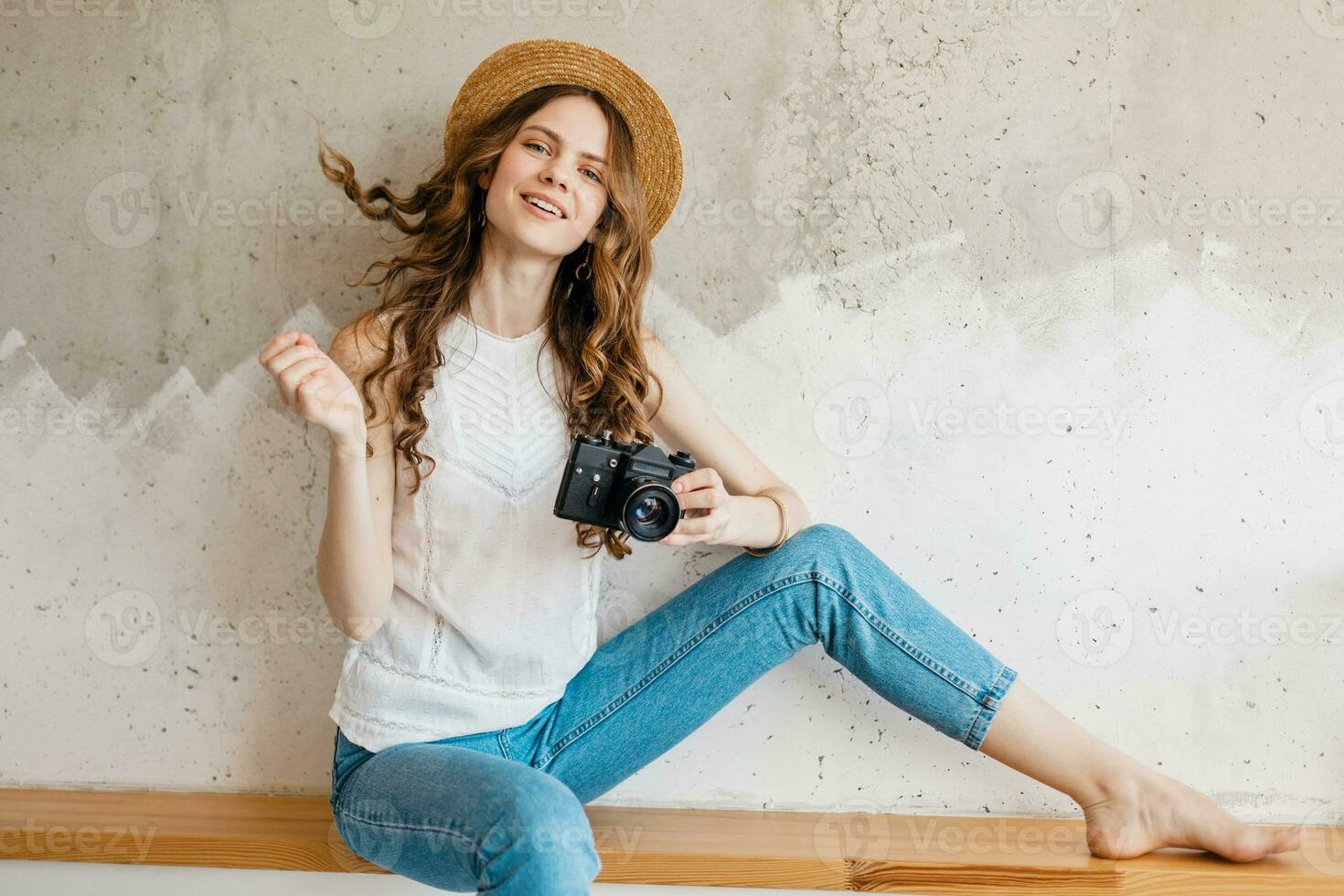 jovem bonita sorridente feliz mulher vestindo azul jeans jeans e branco camisa foto