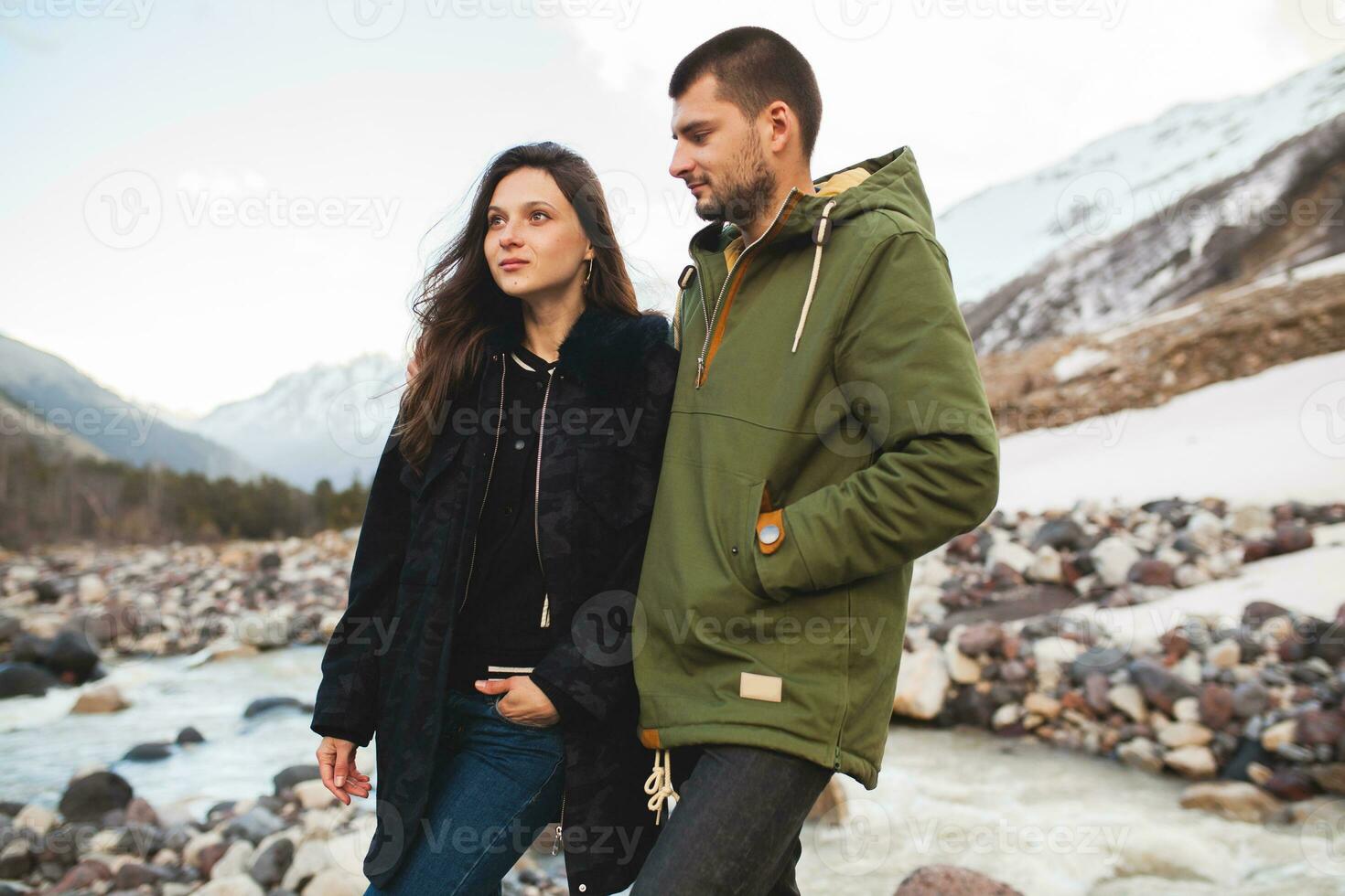 jovem lindo hipster casal caminhada dentro montanhas foto