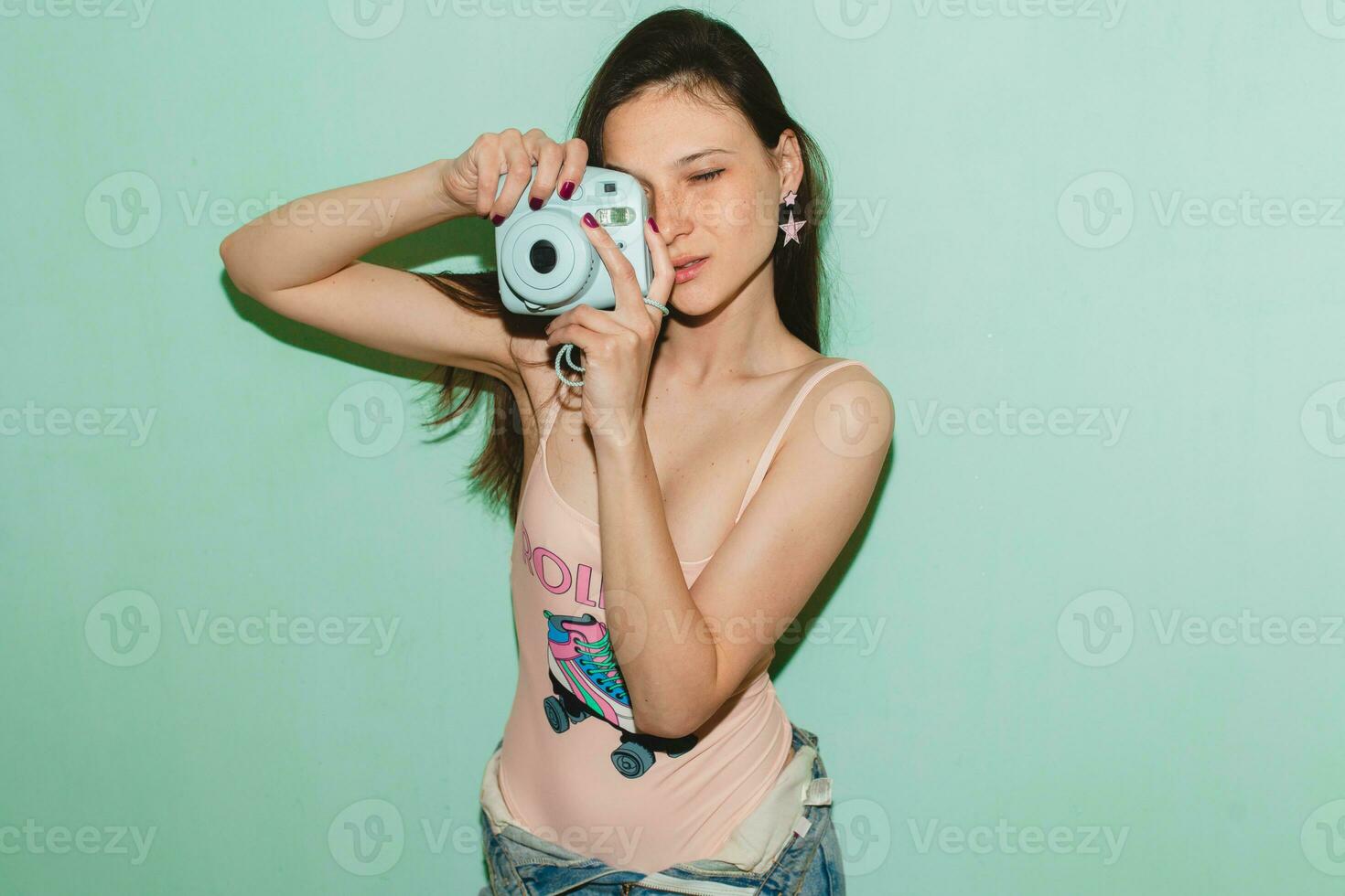 jovem lindo hipster mulher dentro hipster estilo equipamento foto