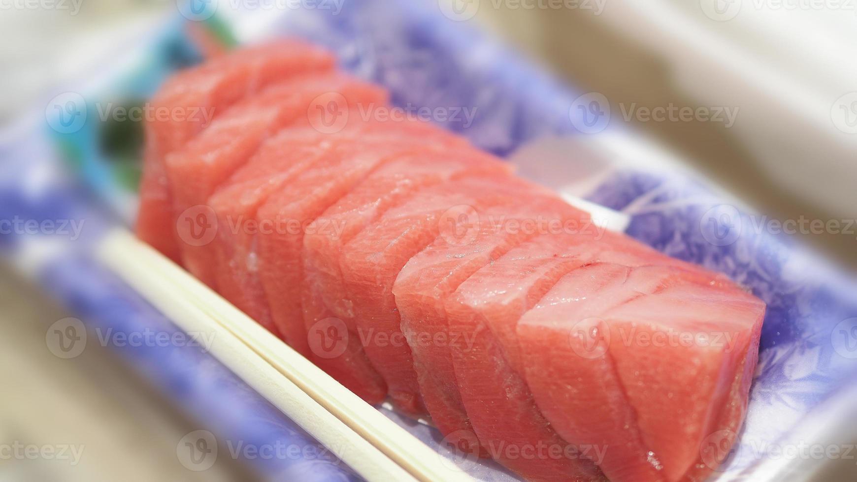 sashimi de atum. otoro sashimi no prato foto