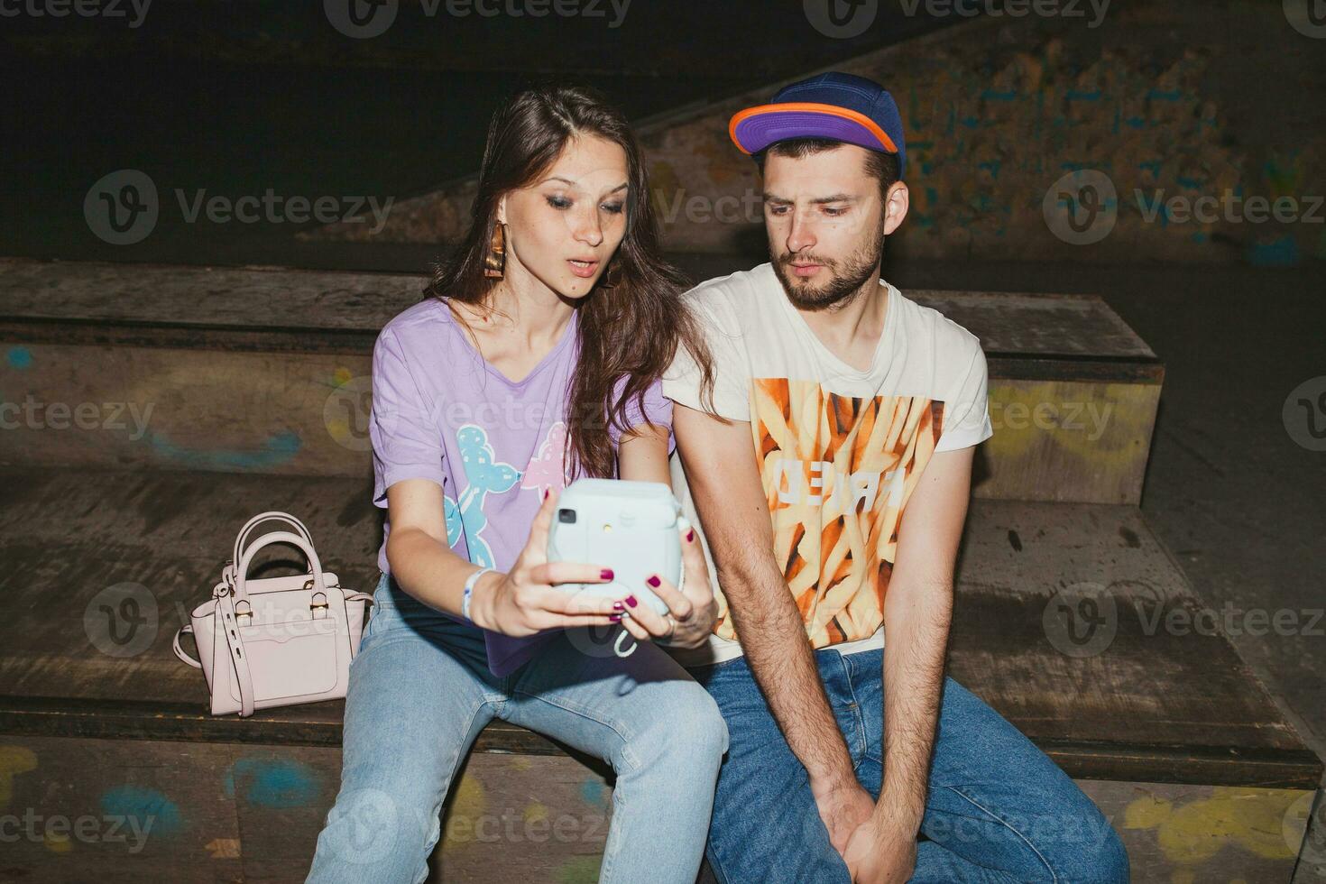 jovem à moda hipster casal dentro amor, Swag equipamento foto