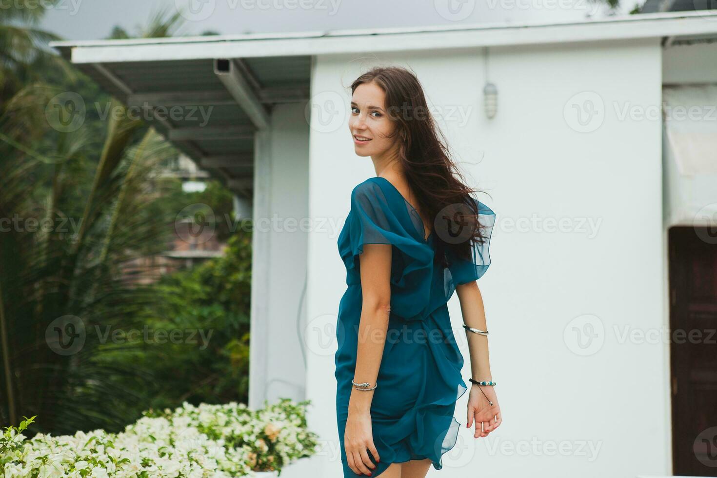 jovem à moda lindo mulher dentro azul vestir, verão moda tendência foto