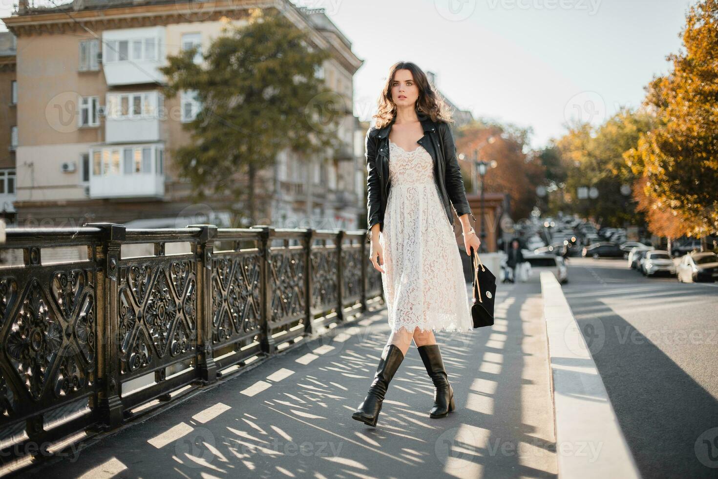 atraente mulher caminhando dentro rua dentro elegante equipamento foto