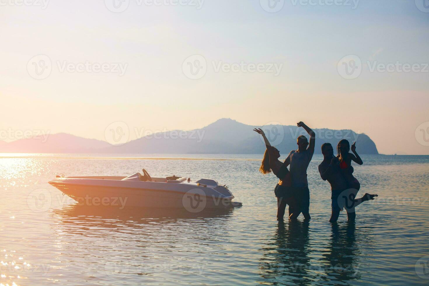 feliz companhia do amigos em verão período de férias foto