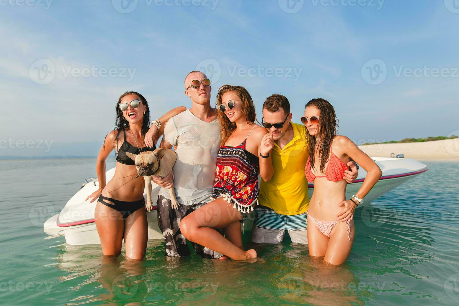 feliz companhia do amigos em verão período de férias foto