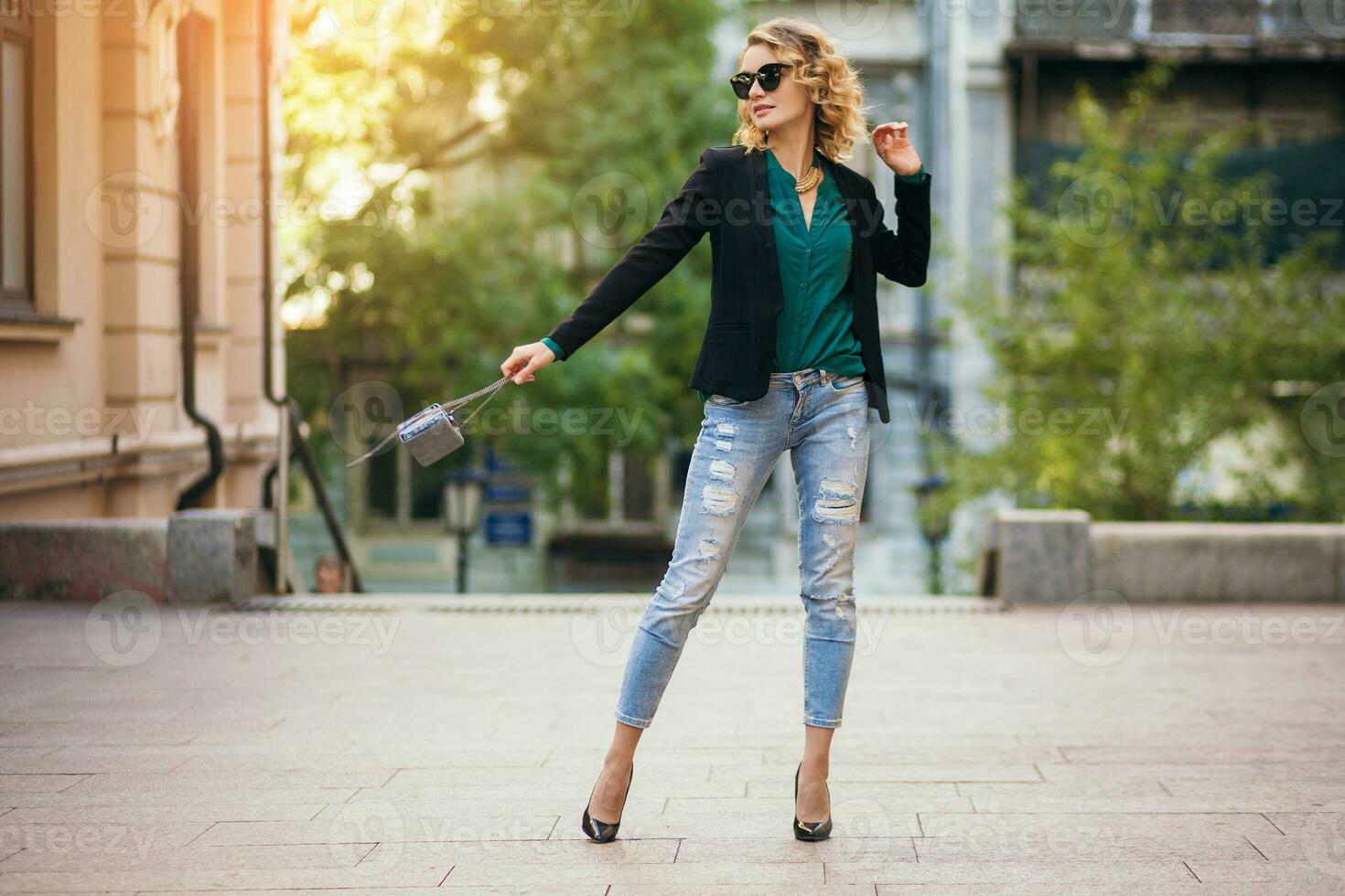 atraente mulher dentro rua estilo moda foto