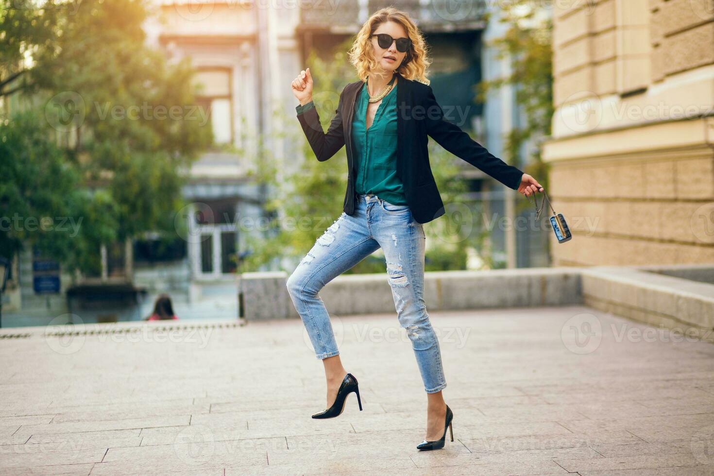 atraente mulher dentro rua estilo moda foto
