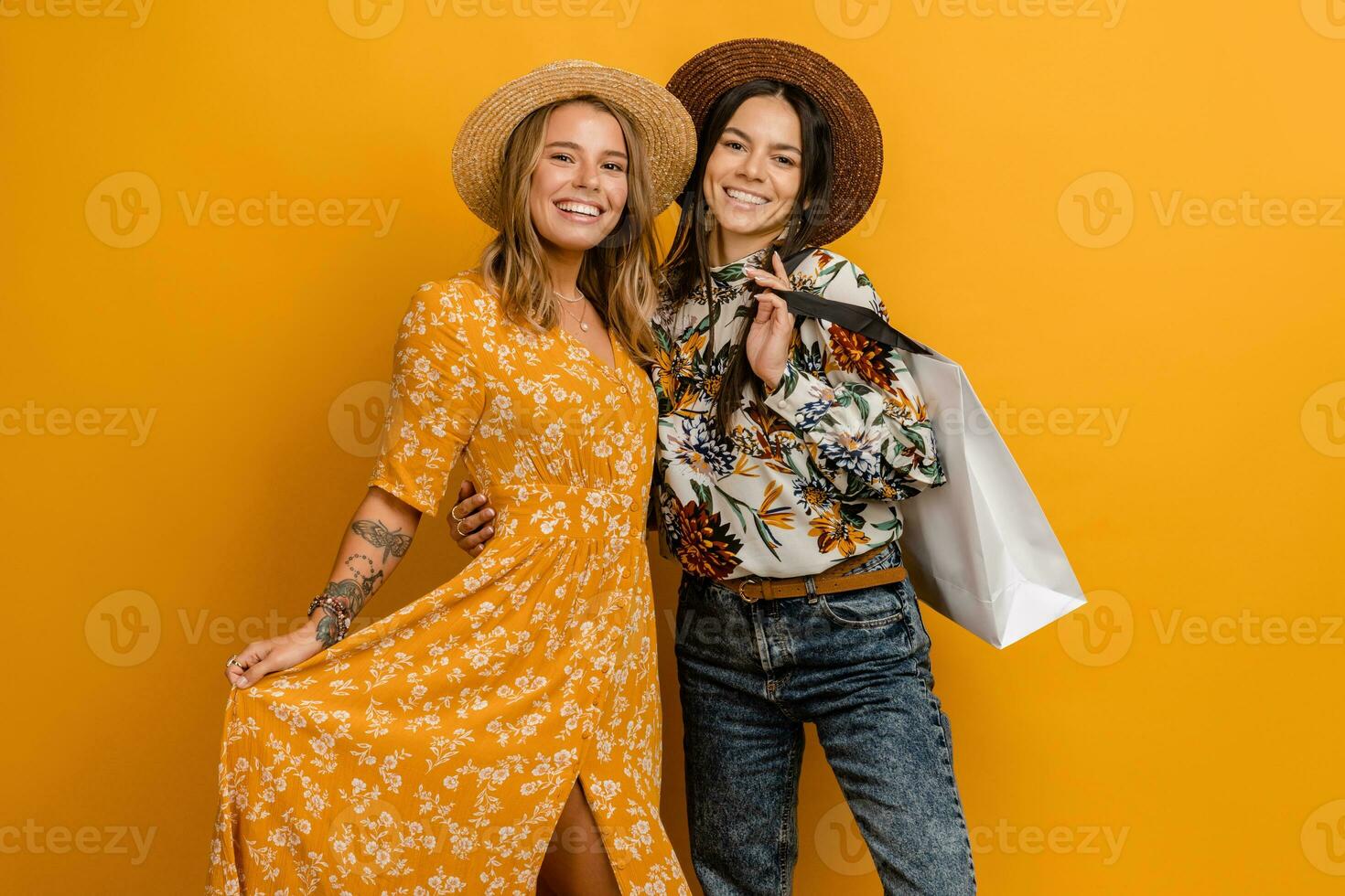 dois lindo atraente à moda mulheres amigos tendo Diversão juntos foto