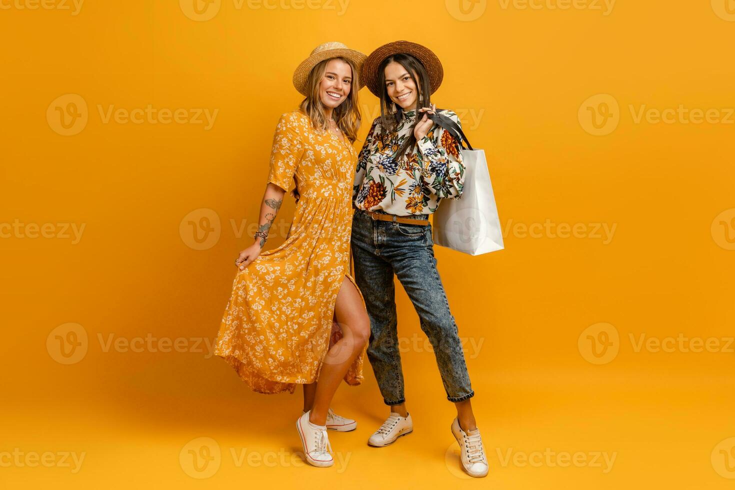 dois lindo atraente à moda mulheres amigos tendo Diversão juntos foto