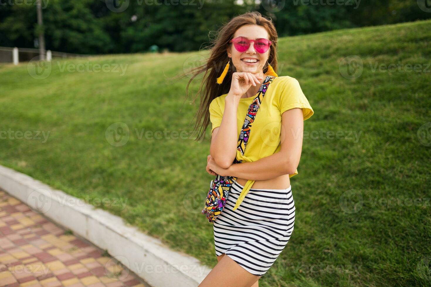 jovem à moda mulher tendo Diversão dentro cidade parque, verão estilo moda tendência foto