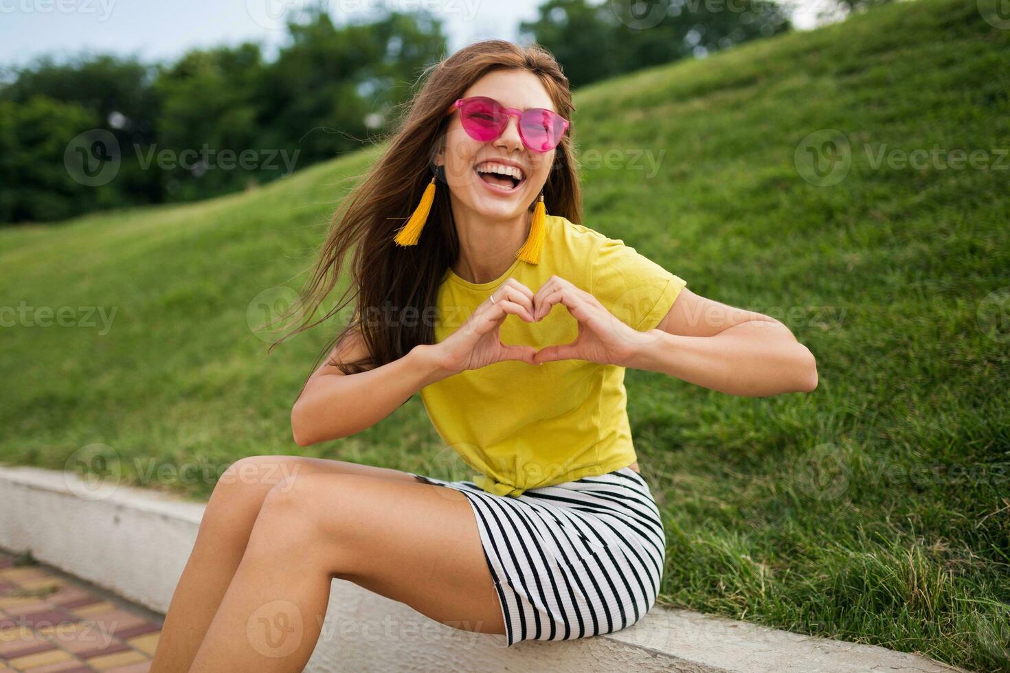 jovem à moda mulher tendo Diversão dentro cidade parque, verão estilo moda tendência foto