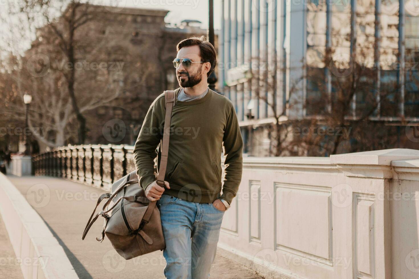 hipster homem caminhando dentro rua com saco foto