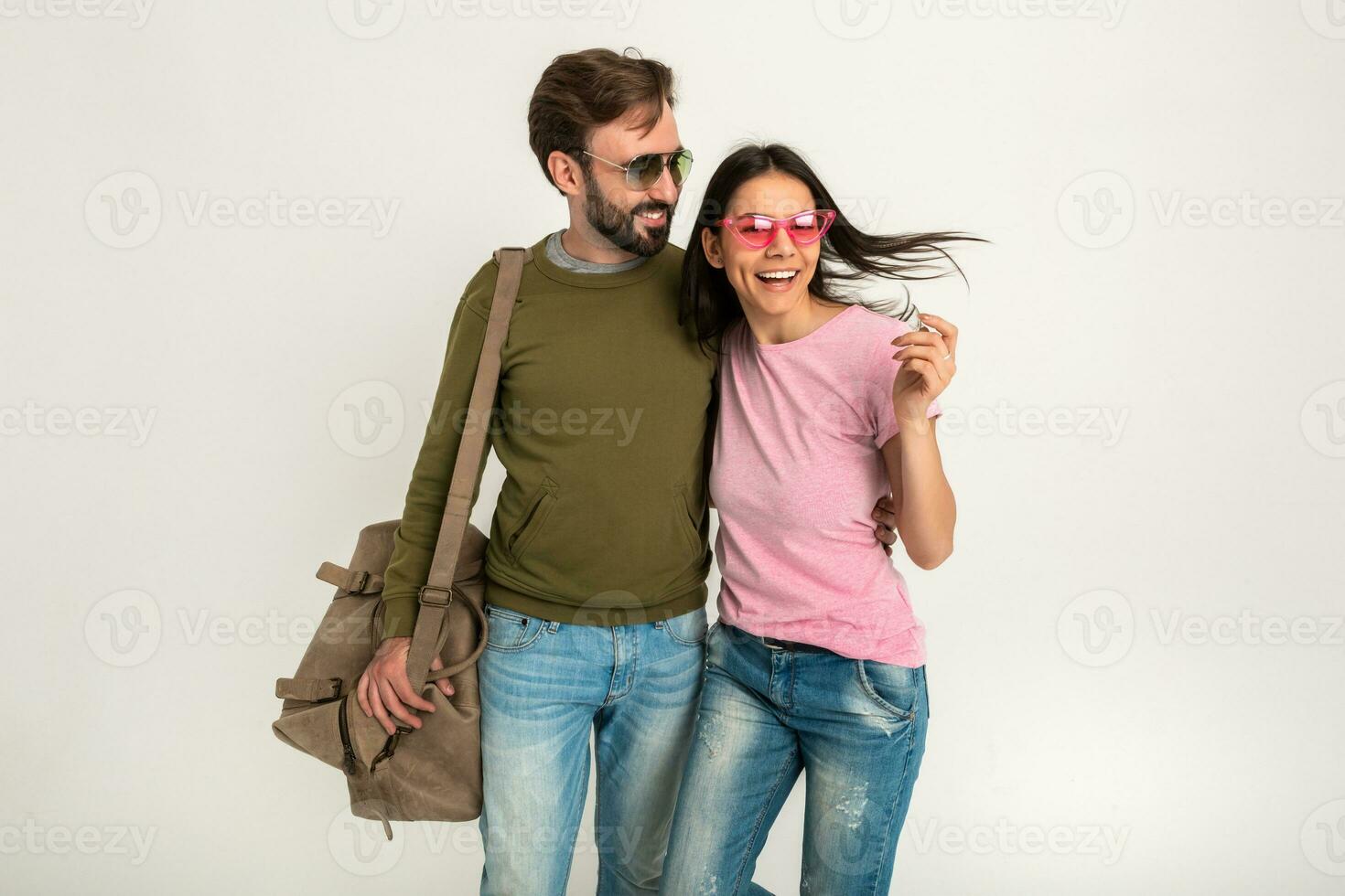 casal sorridente mulher e homem dentro suéter com viagem saco foto