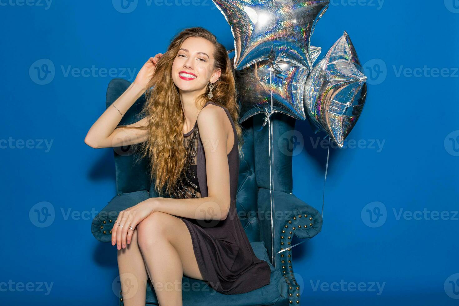 jovem hipster lindo mulher, tarde vestir, tendência moda estilo sentado dentro cadeira foto