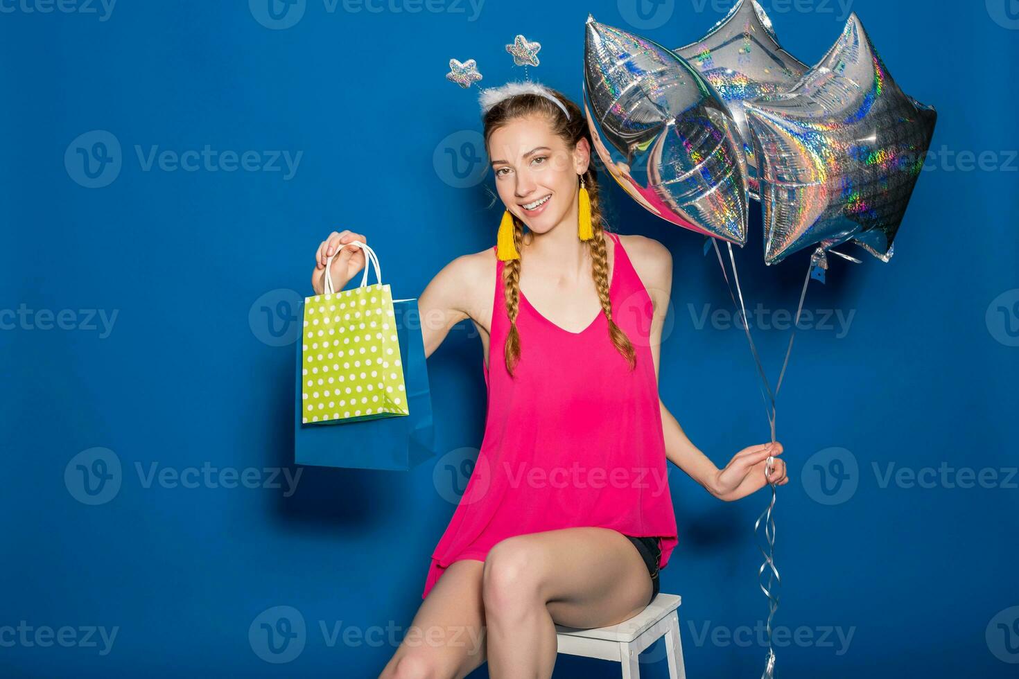 jovem hipster lindo mulher segurando compras papel bolsas foto