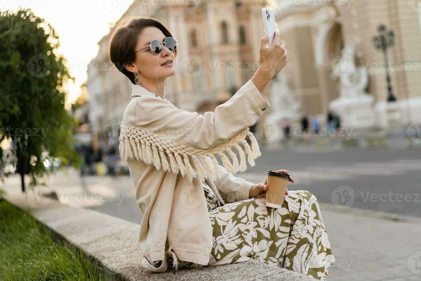 à moda lindo mulher caminhando dentro cidade rua verão moda tendência foto