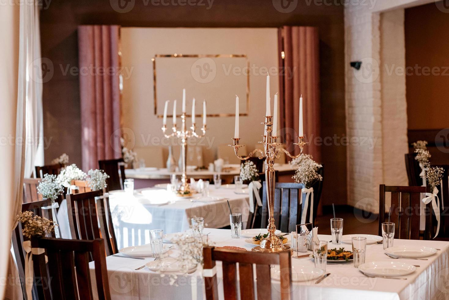 o presidium dos noivos no salão de banquetes do restaurante foto