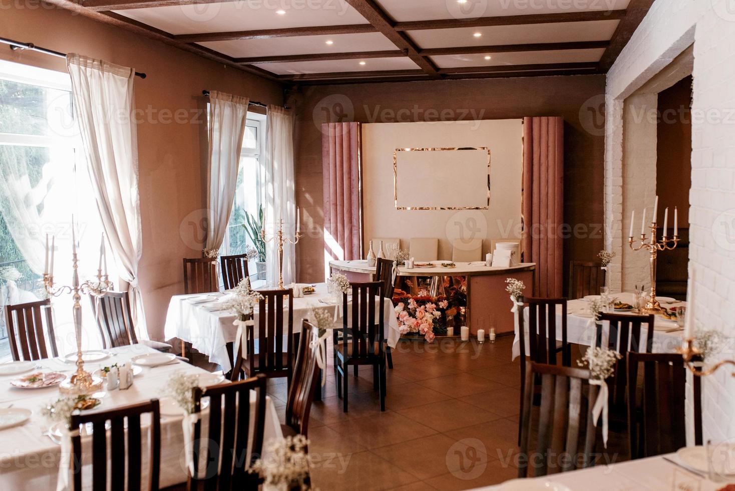 o presidium dos noivos no salão de banquetes do restaurante foto