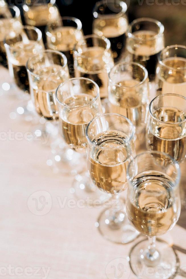 taças de casamento para vinho e champanhe foto