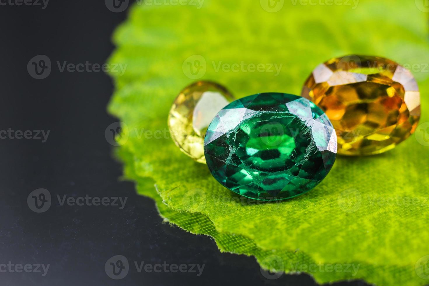 close-up de gemas verdes e amarelas foto