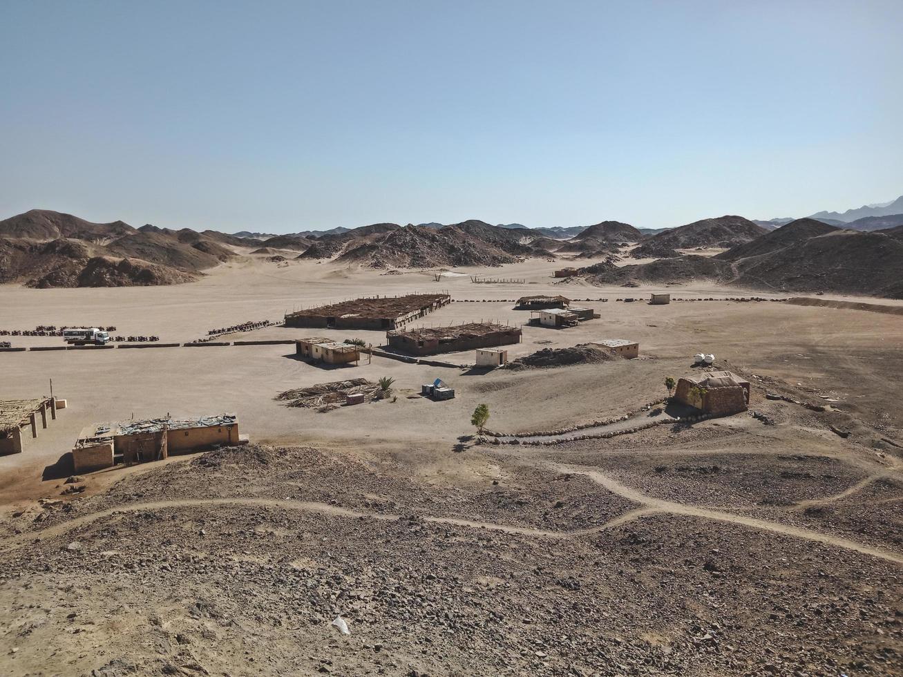 pequenas construções no deserto do egito foto