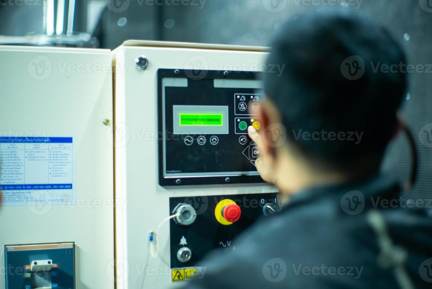 Bangkok, dezembro de 14,2018 - retrato borrado do técnico fazendo a manutenção preventiva na sala de controle. trabalhadores monitorando o status de dispositivos eletrônicos por lista de verificação. foto