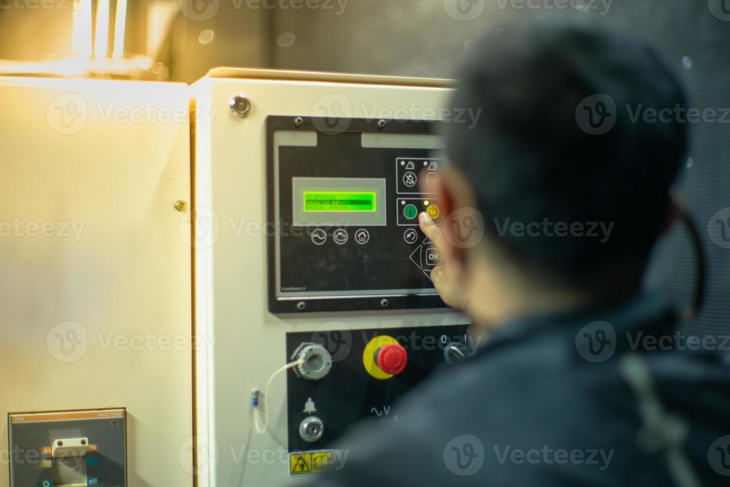 retrato borrado do técnico fazendo a manutenção preventiva na sala de controle. trabalhadores monitorando o status de dispositivos eletrônicos por lista de verificação. foto