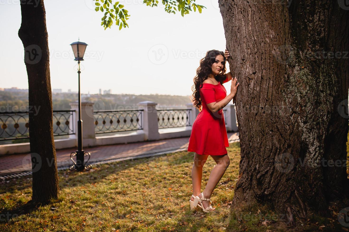 retrato de uma jovem ao fundo do pôr do sol de verão foto