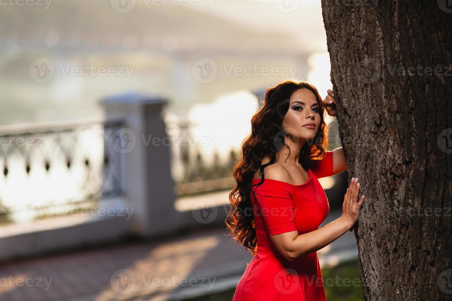 retrato de uma jovem ao fundo do pôr do sol de verão foto