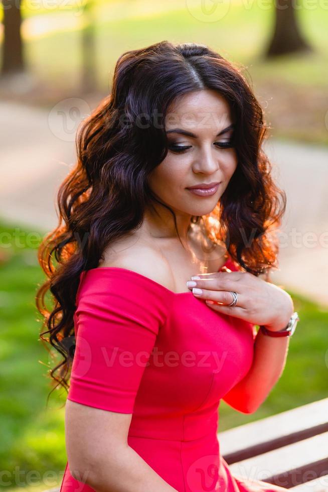 retrato de close-up de uma linda jovem com longos cabelos escuros ondulados foto