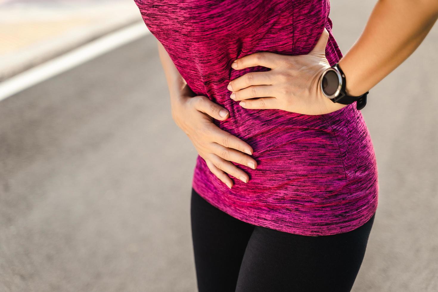 corredora com cólicas estomacais depois de correr foto