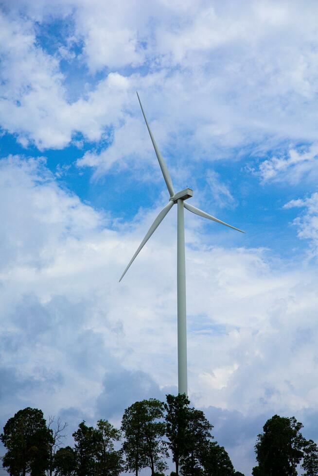 vento turbina atrás a lindo azul céu foto